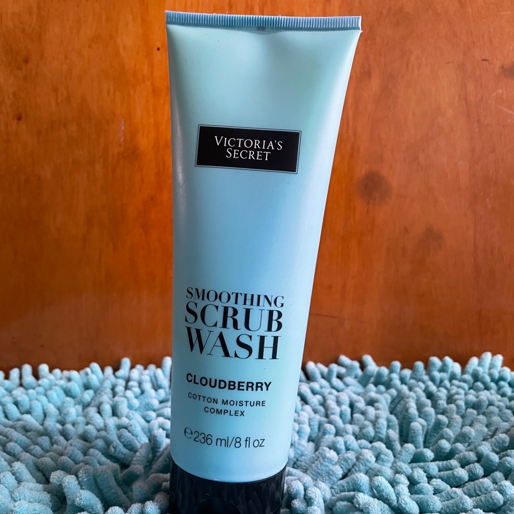 Victoria’s Secret Smoothing Scrub Wash (Cloudberry)